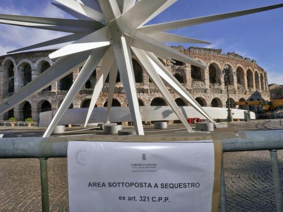 Collapse of the Verona “Stella Cometa”, possible human error combined with the strong wind.