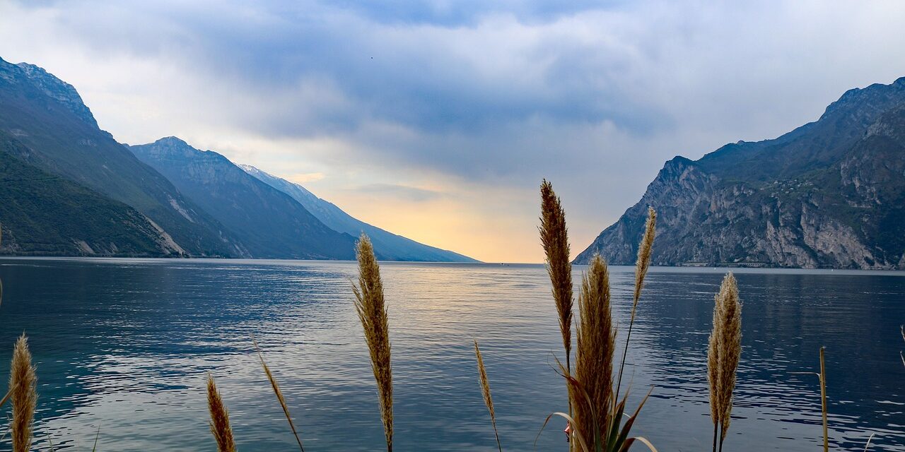 Is there water in Lake Garda? Federalberghi responds with an awareness campaign and a vademecum to become sustainable