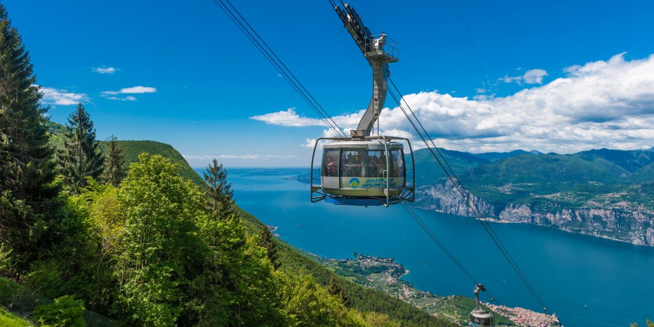 In operation the historic Prada-Costabella cable car on Monte Baldo. Operational also the rotating cabins of Malcesine.  