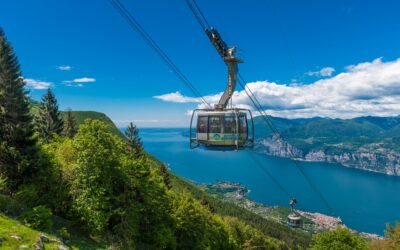 In operation the historic Prada-Costabella cable car on Monte Baldo. Operational also the rotating cabins of Malcesine.  
