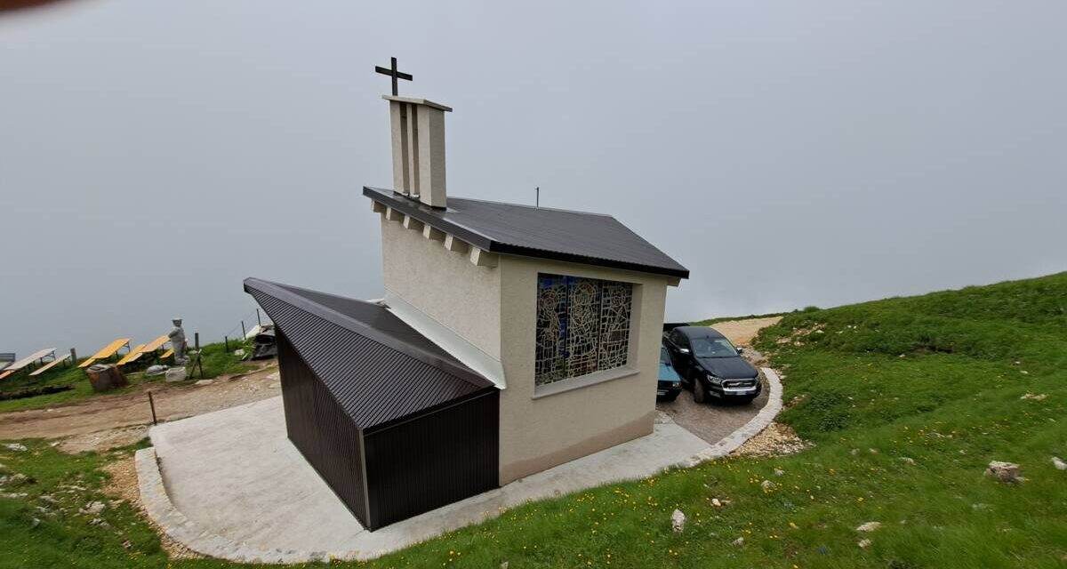 Reconstruction of the tiny Alpine church in Costabella on Monte Baldo completed. On Sunday, 2 July, thousands of Alpini will join it for the 60th Solemn Pilgrimage
