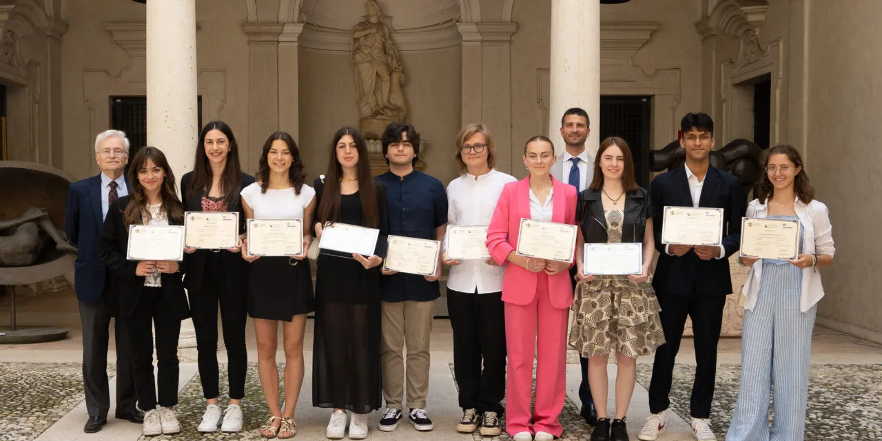 Ten teenagers leave the nest and fly abroad thanks to scholarships. An initiative for young people and communities