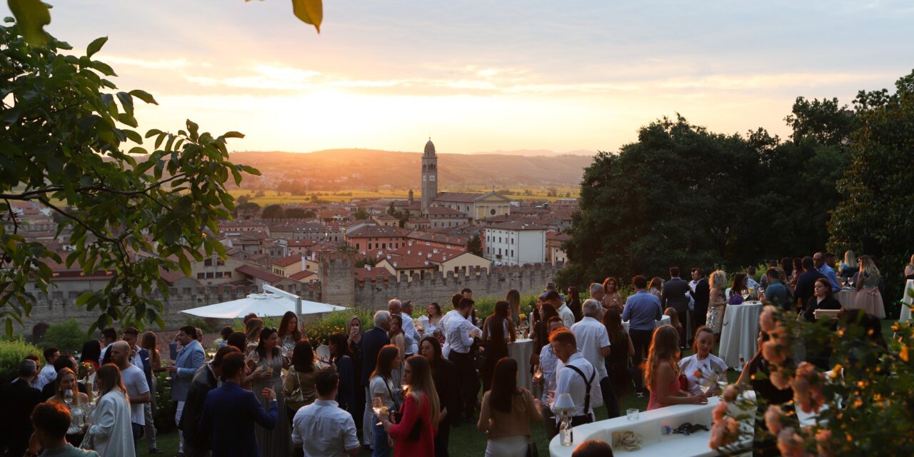 Apéritif at the Rocca Sveva winery: theme parties and breathtaking sunsets over the medieval town of Soave. Next event Wednesday 5 July “Black and White” motif