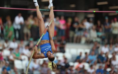 Elisa Molinarolo flies to a height of 4.65 meters. The Veronese athlete is the first Italian to compete in the finals of the World Pole Vault Championships