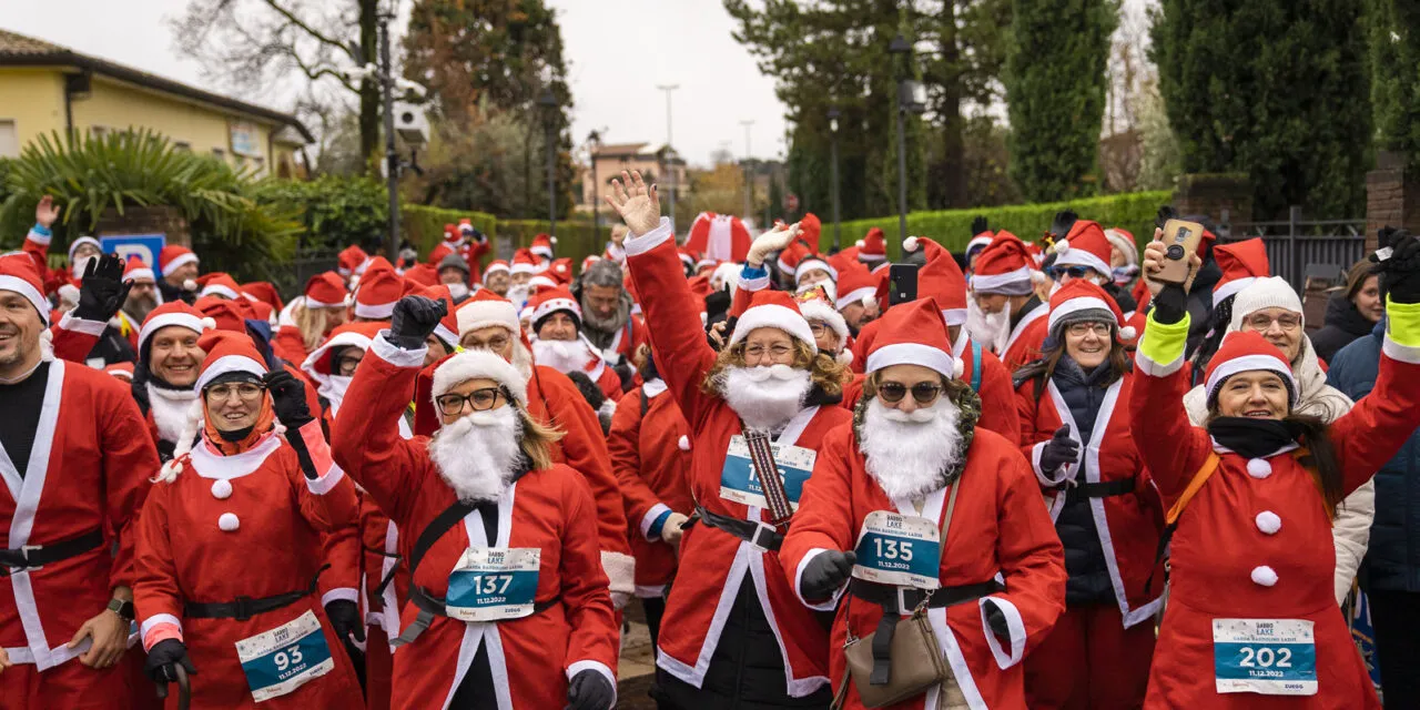 Running for solidarity dressed as Santa Claus. The “Babbo Lake” run is ready to conquer Lake Garda