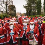 Running for solidarity dressed as Santa Claus. The “Babbo Lake” run is ready to conquer Lake Garda