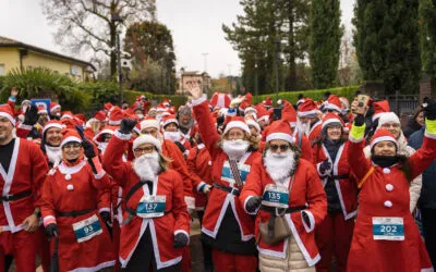 Running for solidarity dressed as Santa Claus. The “Babbo Lake” run is ready to conquer Lake Garda