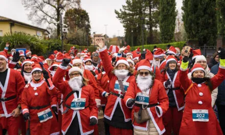 Running for solidarity dressed as Santa Claus. The “Babbo Lake” run is ready to conquer Lake Garda