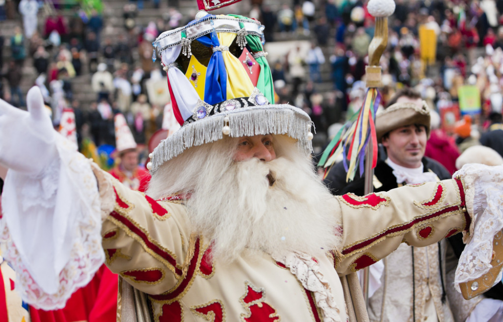 Verona is waiting for its Papà del Gnoco. Nearly 500 years of history behind the King of the City Carnival